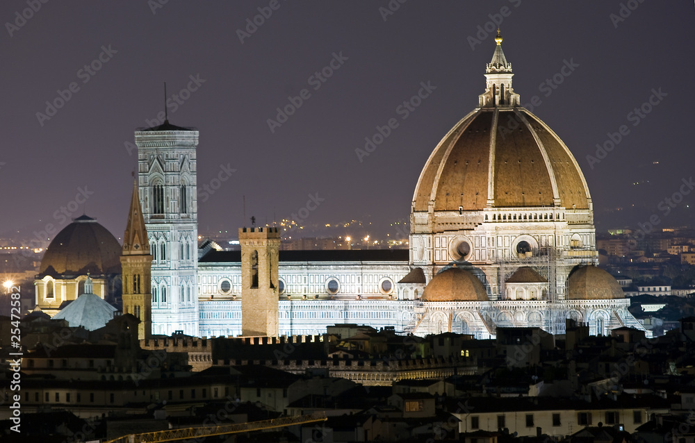 Catedral de Florencia de noche.