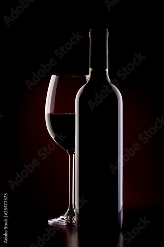 glas of red wine and bottle