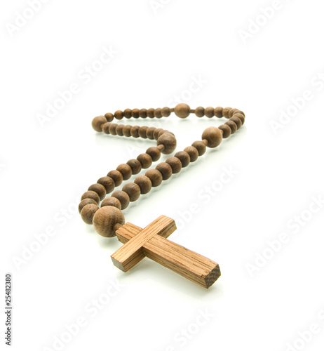 Fotografia Wooden rosary beads on white