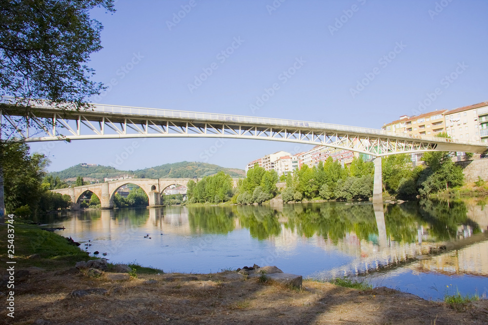Fototapeta premium puente sobre el rio miño, orense, galicia, españa