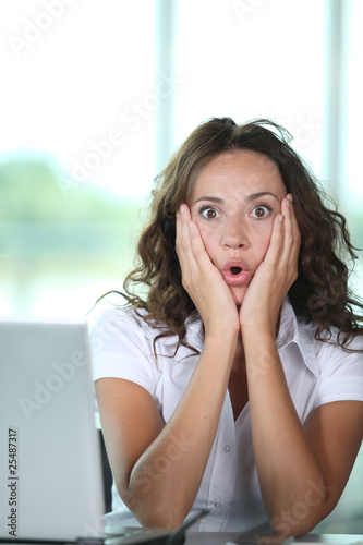Photos Businesswoman working in the office
