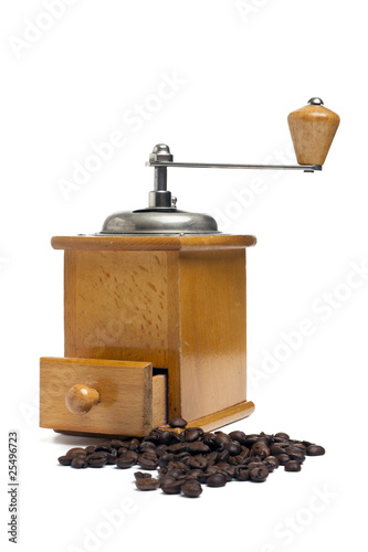 Kaffeemühle und Kaffeebohnen isoliert