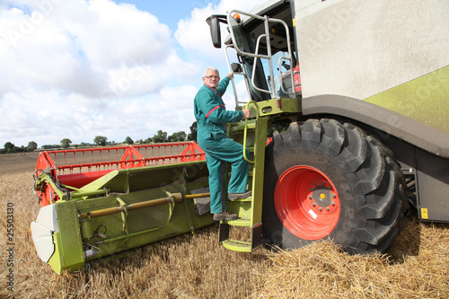 agriculteur devant moissoneuse