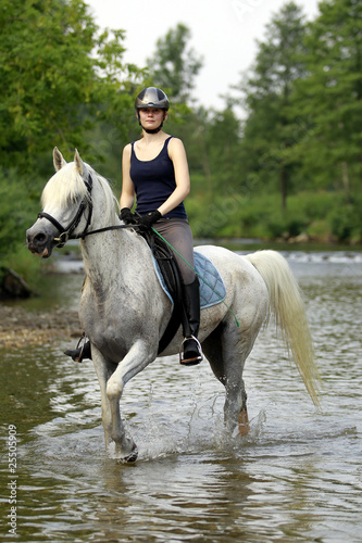 Eine Frau reitet auf einem Pferd © Fotoimpressionen