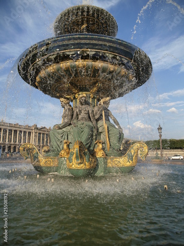 Fuente en la plaza de la Concordia en Paris