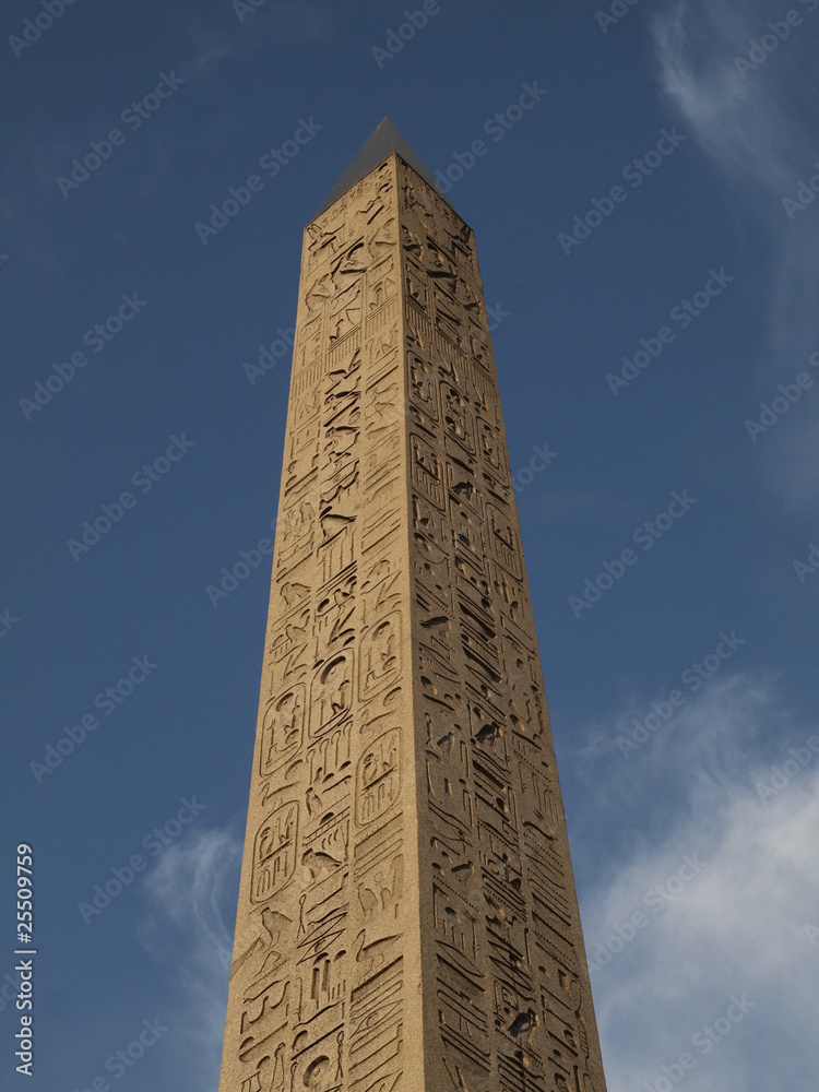 Obelisco en la plaza de la Concordia en Paris