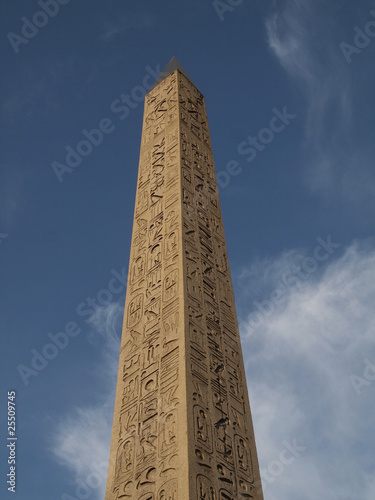 Obelisco en la plaza de la Concordia en Paris