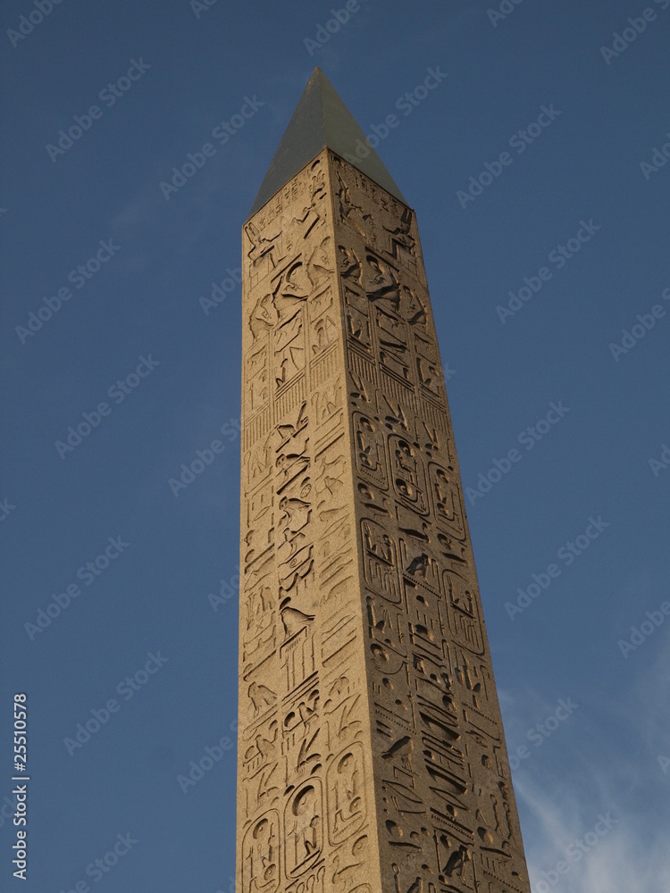 Obelisco en la plaza de la Concordia en Paris