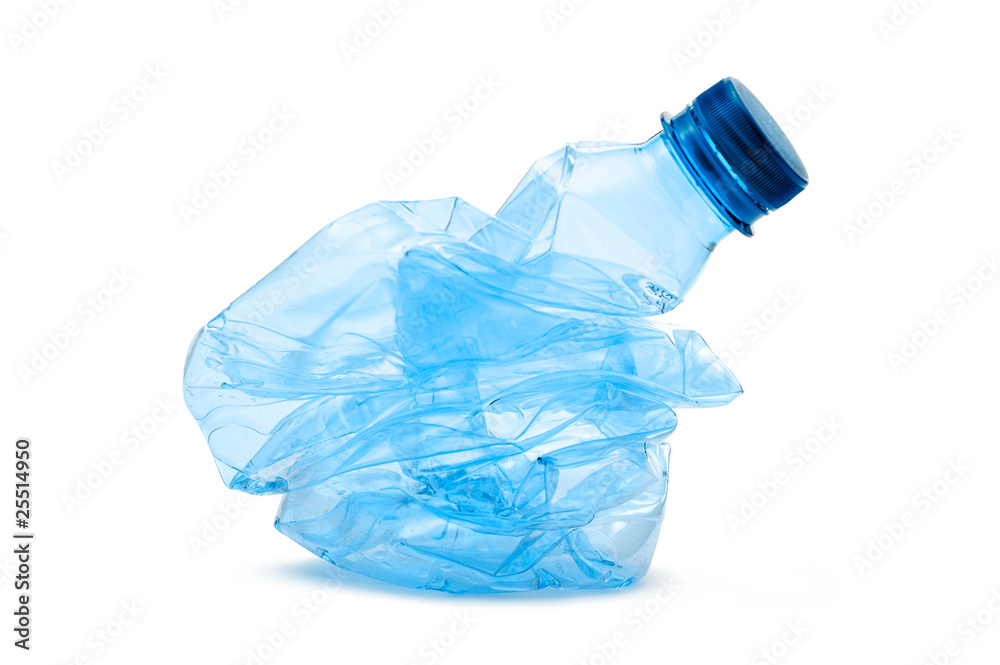 bottiglia di plastica schiacciata su fondo bianco Stock Photo