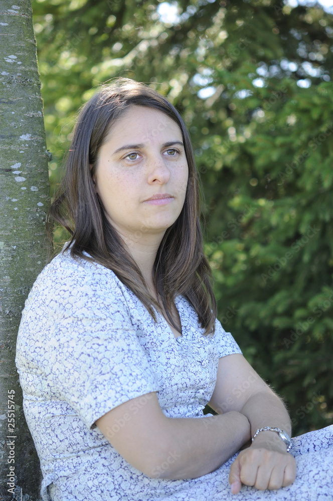 Jeune femme soucieuse