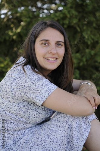 Jeune femme souriante et naturelle