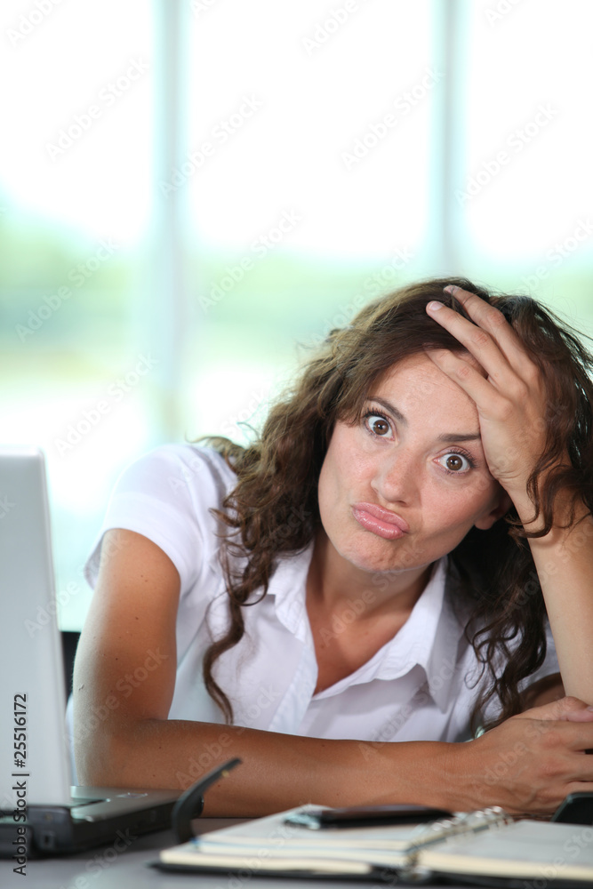 Obraz premium Bored businesswoman in the office