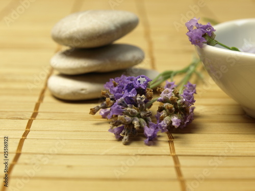 Steinturm mit Lavendel