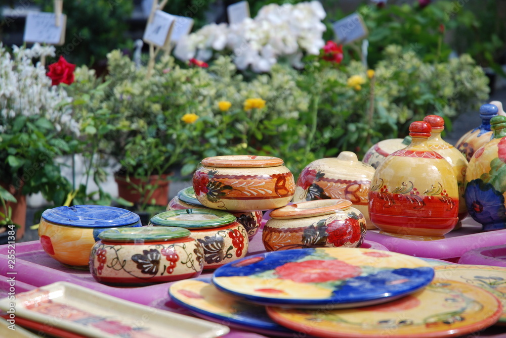 Assiettes sur un marché méditerranéen Assiettes sur un marché méditerranéen
