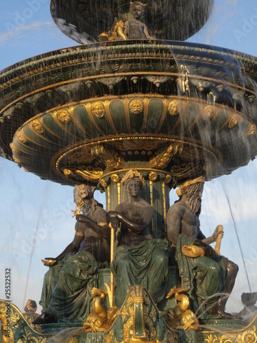 Fuente en la plaza de la Concordia en Paris