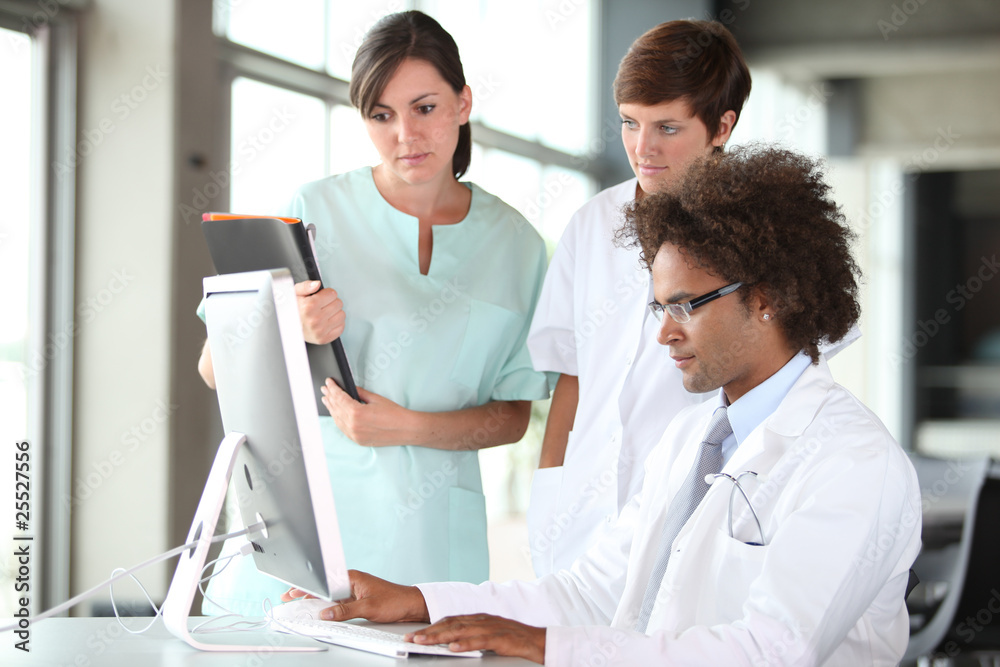 Obraz premium closeup of doctor and nurses in a meeting