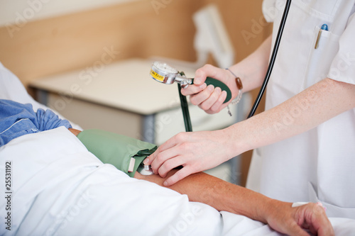 krankenschwester misst den blutdruck photo