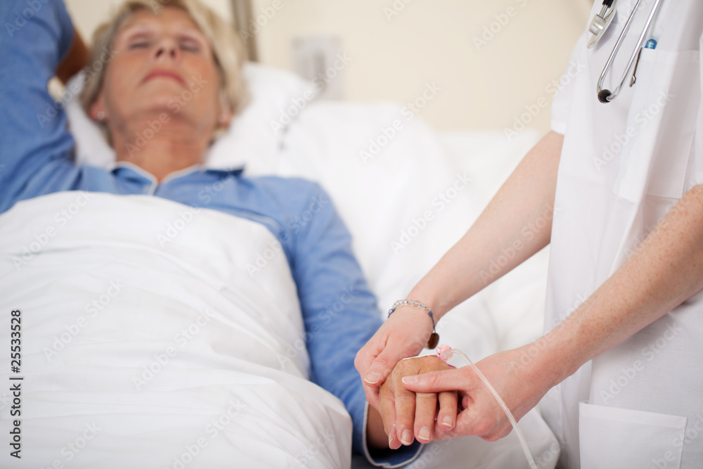 Obraz premium krankenschwester hält hand der patientin