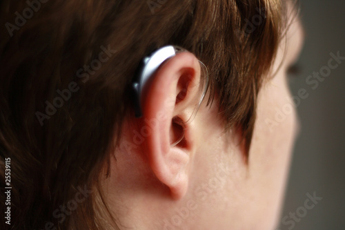 Junge Frau mit Hörgerät