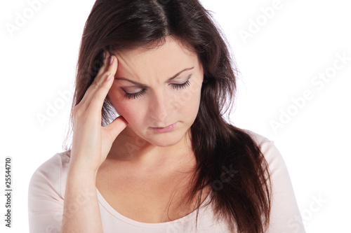 Attraktive Frau leidet unter Kopfschmerzen