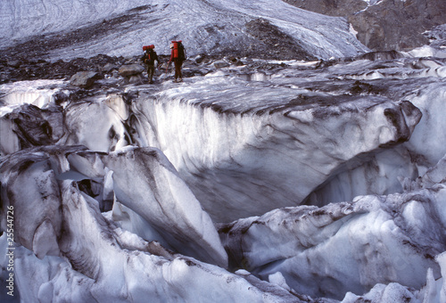 Obraz na płótnie Alpinists and glacier slots, Alps w salonie