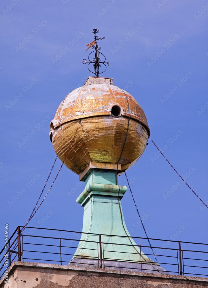 Naklejka premium Golden Ball Monument and Weathervain