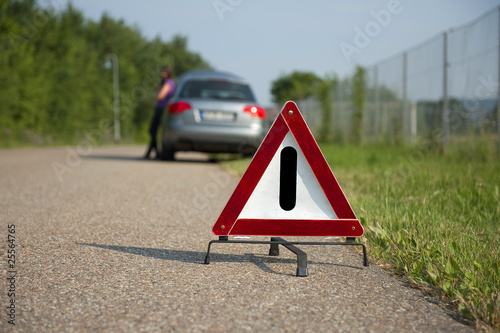 Frau hat eine Autopanne