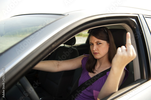 Autofahrerin zeigt den Mittelfinger