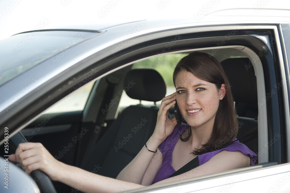 Autofahrerin telefoniert während der Fahrt