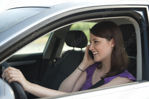 Autofahrerin telefoniert während der Fahrt © Bernd Leitner