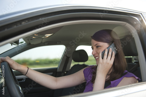 Autofahrerin telefoniert während der Fahrt
