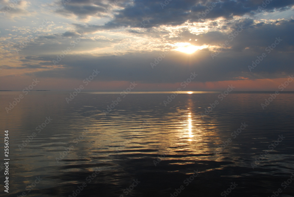 Naklejka premium Озеро на рассвете