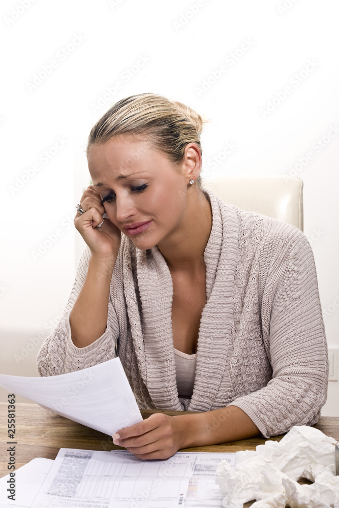 Frau liest Mahnung 050910-4 Frau liest Mahnung 050910-4