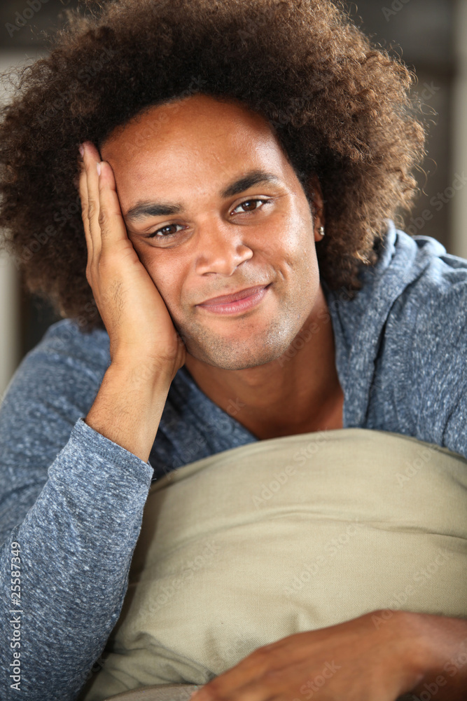 Obraz premium Closeup of young smiling man in couch