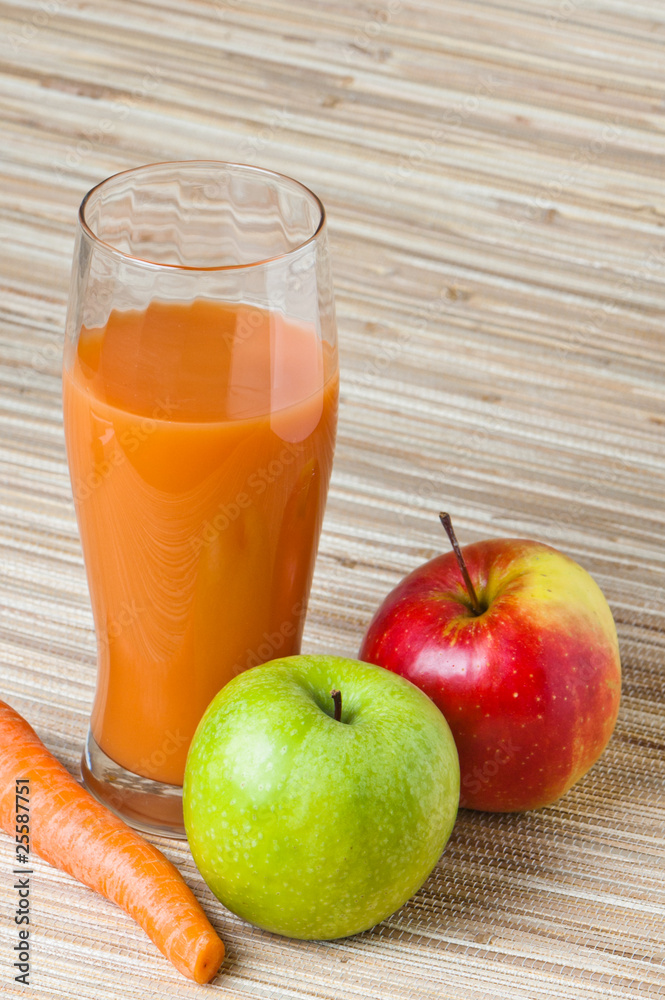Fototapeta premium Carrots, apple and juice