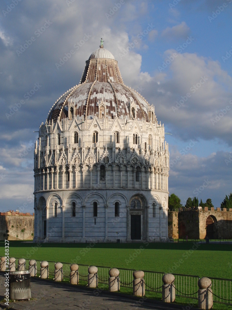 Das Baptisterium am Dom von Pisa in der Morgensonne