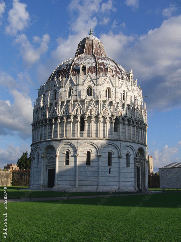 Das Baptisterium am Dom von Pisa im Schatten des Domes