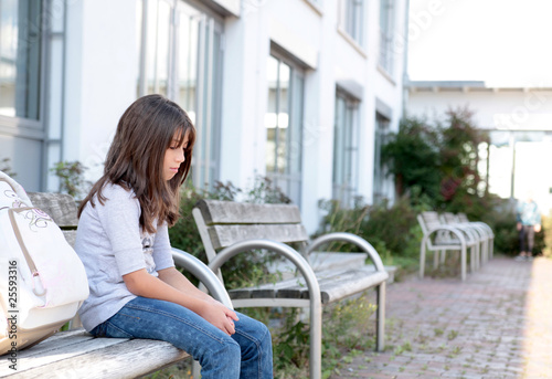 Kind alleine auf dem Pausenhof