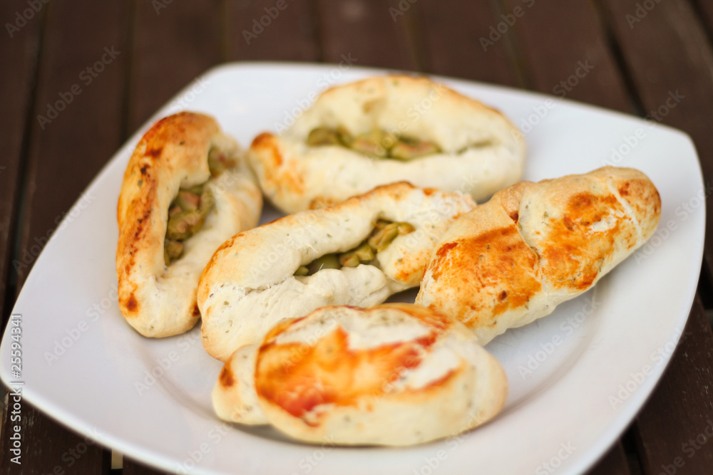 5 Brötchen auf Teller 5 Brötchen auf Teller