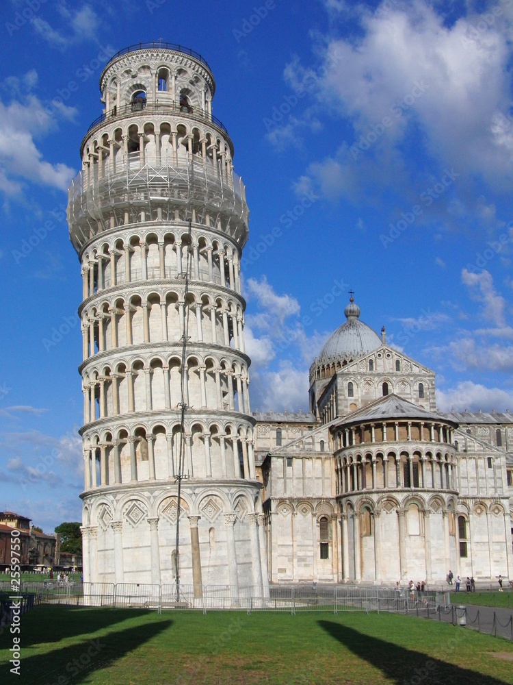 Schiefer Turm von Pisa in der Morgensonne mit Dom