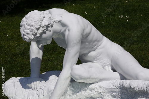 statua di marmo bianco