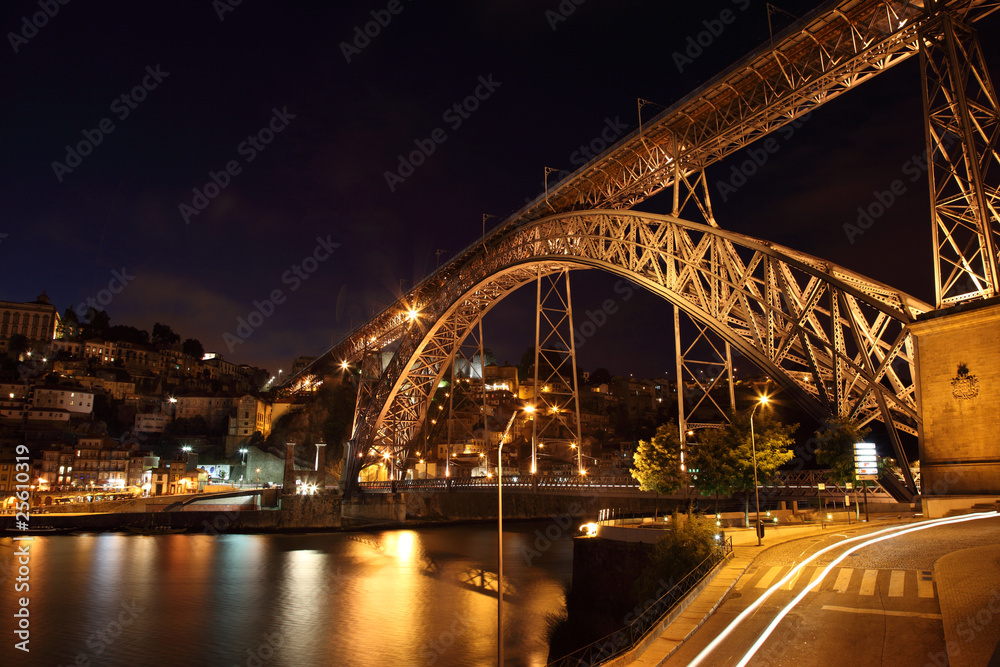 Fototapeta premium Dom Luis Bridge illuminated at night, Oporto Portugal