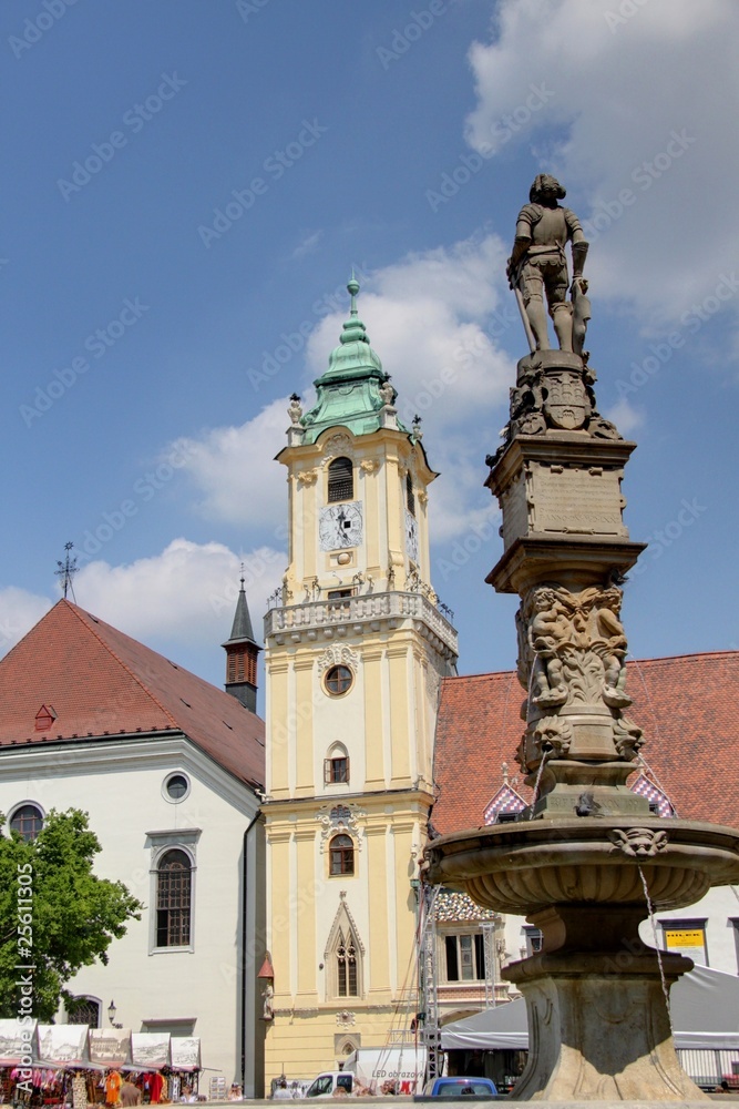 Obraz premium fontaine et mairie de Bratislava