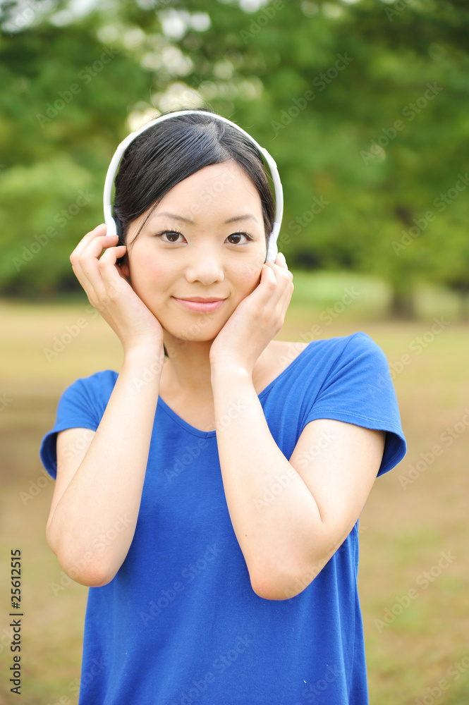音楽を聴く女性 音楽を聴く女性