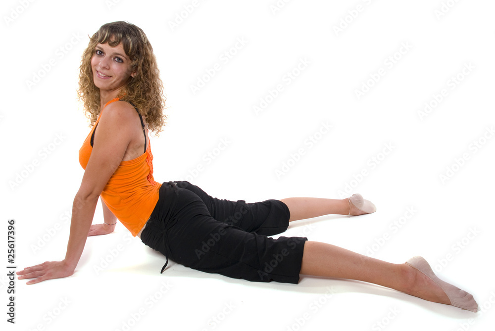 jeune femme souriante et sportive jeune femme souriante et sportive