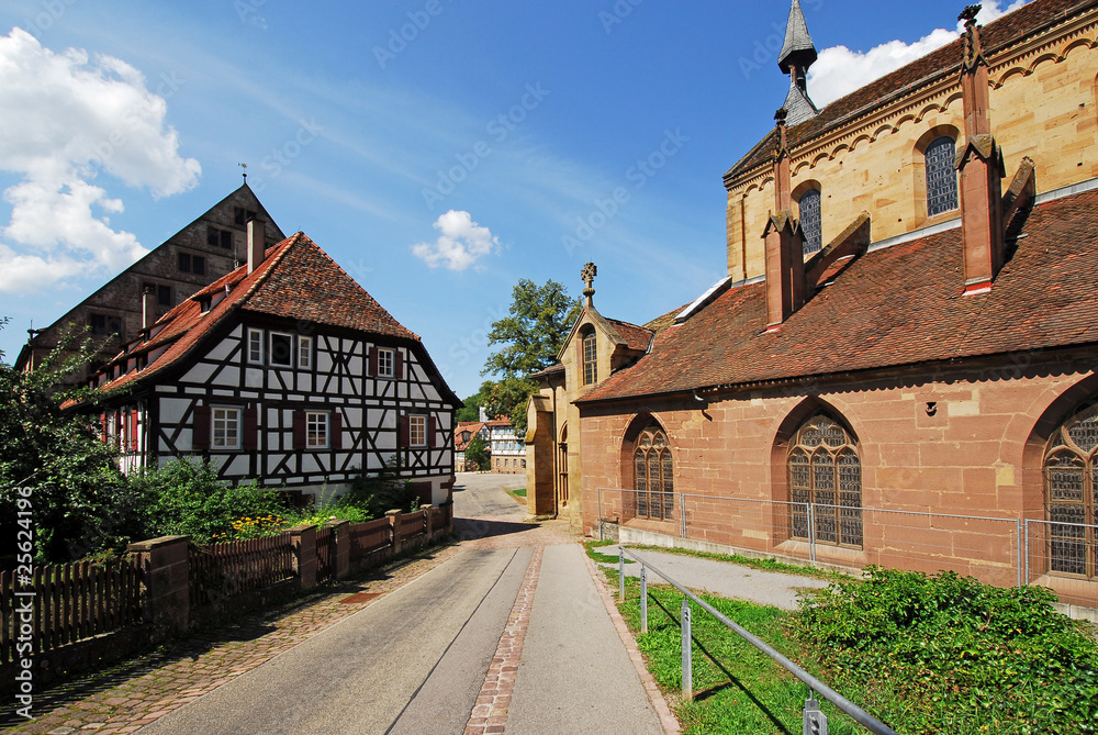 Kirche und Fachwerkhaus im Klosteranwesen Maulbronn