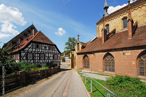 Kirche und Fachwerkhaus im Klosteranwesen Maulbronn