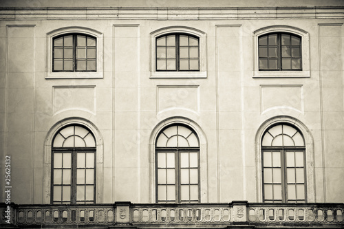 Fassade eines alten Gebäudes mit klassischen Fenstern