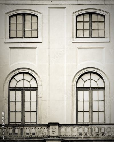 Fassade eines alten Gebäudes mit klassischen Fenstern