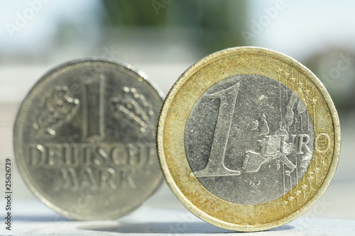 Vergleich von Euromünze zu Deutscher Mark photo
